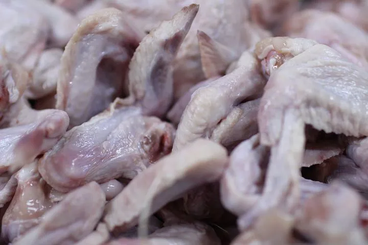В Калининградскую область не пустили 56 тонн курицы из Парагвая